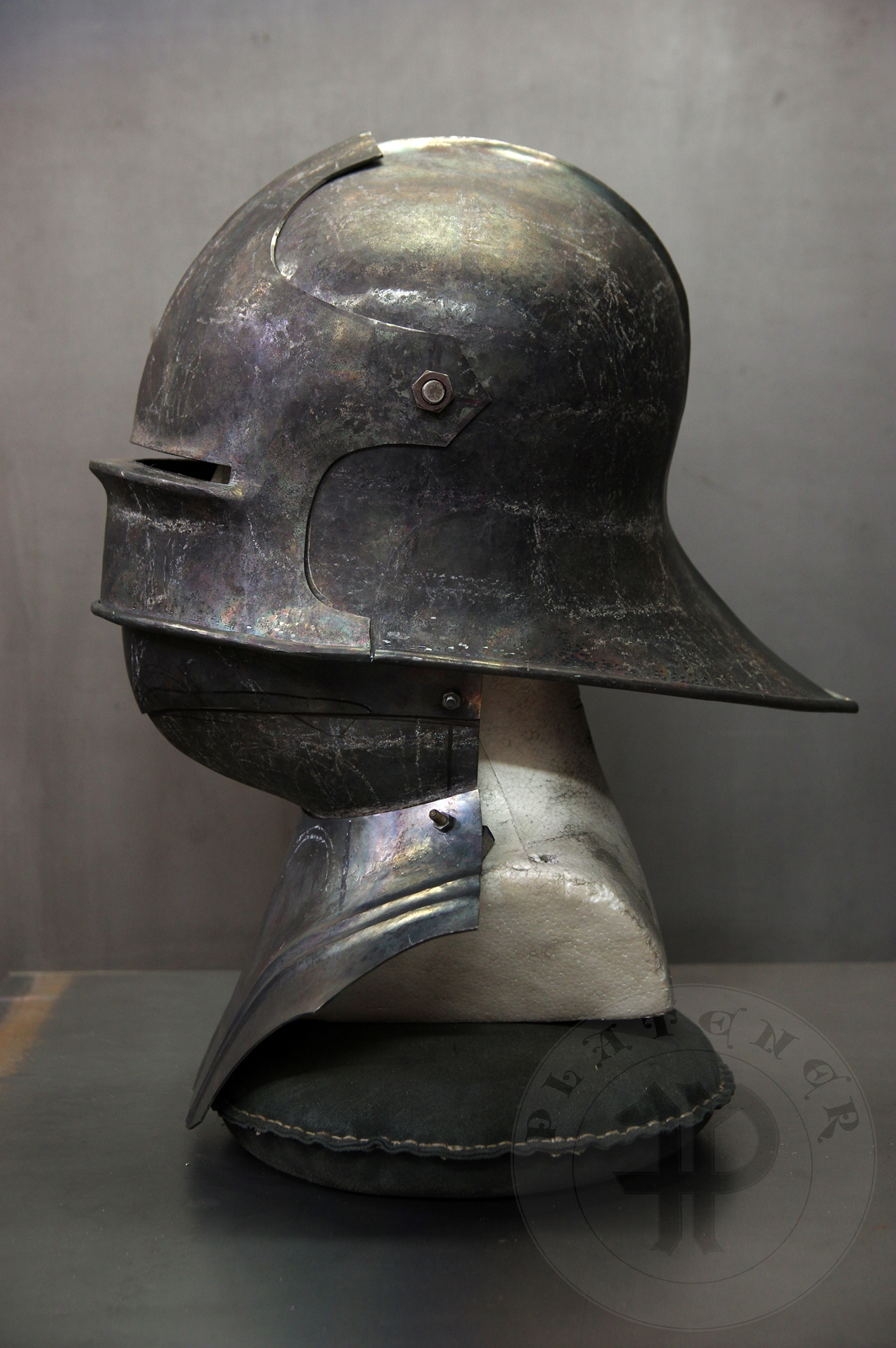 Sallet inspired by example from the Philadelphia Museum of Art; bevor inspired on Churburg CHS25 piece. Period: 1460-1470 Material: 2 mm steel with 0,3 % carbon. Heat treatment: sallet hardened and tempered up to 38 HRC and bevor up to 42 HRC. / Salada inspirowana na originale z Philadelphia Museum of Art; podbrdek oparty na oryginale z Churburga CHS25. Salada hartowana i odpuszczana do 38 HRC a podbrdek do 42 HRC.